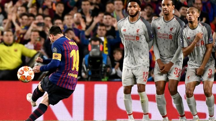 La star du Barça Lionel Messi marque sur coup franc le 3e but de son équipe contre Liverpool en demi-finale aller de Ligue des champions, le 1er mai 2019 au Camp Nou de Barcelone      [JOSE JORDAN / AFP]