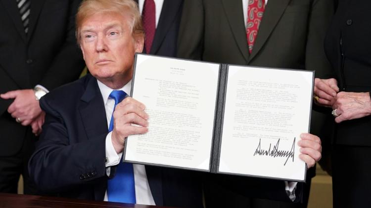 Donald Trump signe des sanctions commerciales contre la Chine, à Washington le 22 mars 2018 [Mandel NGAN / AFP]