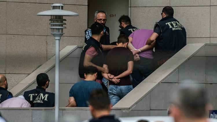 Arrivée le 20 juillte 2016 au palais de justice d'Istanbul, de personnes suspectées d'avoir participé au coup d'état [OZAN KOSE / AFP]