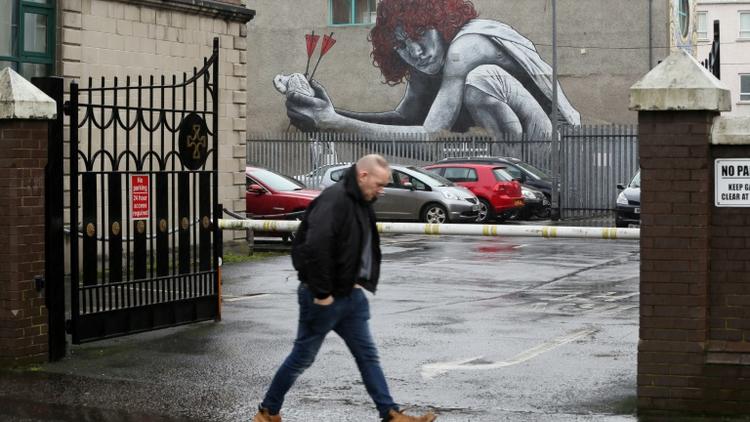 L'oeuvre d'un artiste français baptisé  "Le fils de Protagoras" sur un mur à Belfast, en Irlande du Nord, au Royaume-Uni, le 28 février 2017 [PAUL FAITH / AFP]
