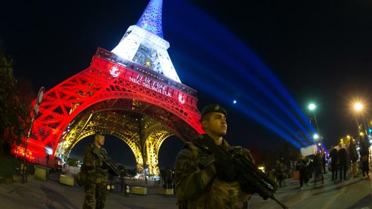 Des soldats au pied de la Tour Eiffel dans le cadre du plan Vigipirate le 18 novembre 2015 à Paris [JOEL SAGET / AFP/Archives]