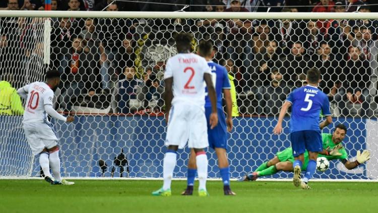 Le Lyonnais Alexandre Lacazette tire un penalty et bute sur Gianluigi Buffon de la Juventus en Ligue des champions, le 18 octobre 2016 à Lyon [PHILIPPE DESMAZES / AFP]