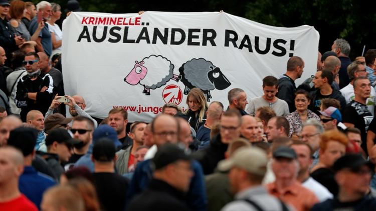 "Les criminels étrangers, dehors!", peut-on lire sur une pancarte dans une manifestation à Chemnitz le 27 août 2018, après la mort d'un Allemand tué dans une "dispute entre des personnes de différentes nationalités" selon la police [Odd ANDERSEN / AFP]