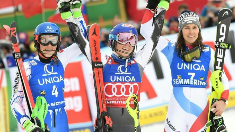 L'Américaine Mikaela Shiffrin (c) pose bras levés après avoir remporté le slalom de Semmering en Autriche, le 29 décembre 2018 [ROLAND SCHLAGER / APA/AFP]