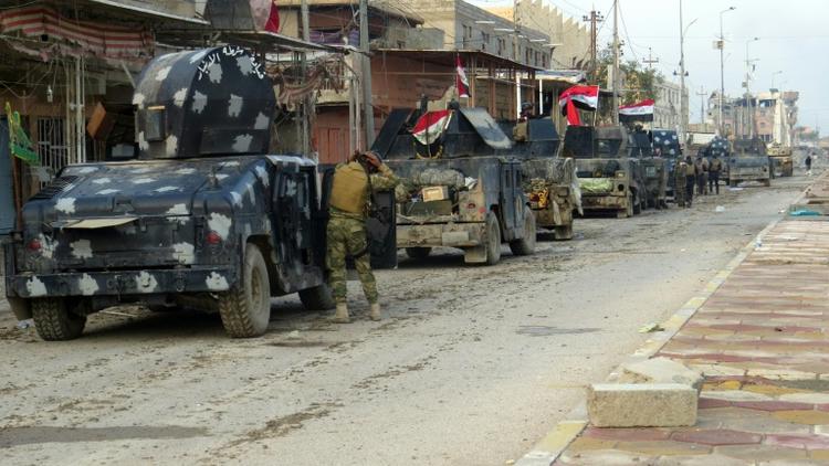 Des forces irakiennes stationnent dans Ramadi pour sécuriser la zone et combattre le groupe EI, le 1er janvier 2016 [STR / AFP]