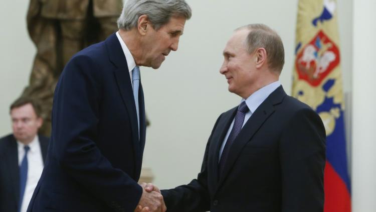 Le secrétaire d'Etat américain John Kerry reçu par le président russe Vladimir Poutine  le 15 décembre 2015 au Kremlin à Moscou [SERGEI KARPUKHIN / POOL/AFP/Archives]
