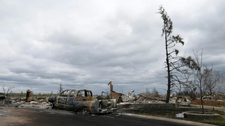 Des véhicules et des maisons incendiés dans le quartier de Beacon Hill à Fort McMurray le 9 mai 2016 [CHRIS WATTIE / POOL/AFP/Archives]