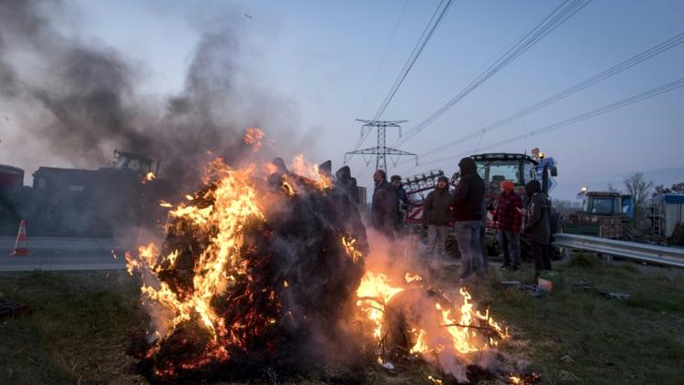 Des agriculteurs bloquent des accès à la ville de Toulouse, le 7 février 2018 [ERIC CABANIS / AFP]