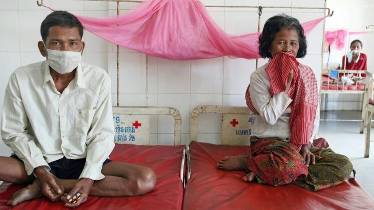 Le 7 décembre 2007 à 45 km de Phnom Penh au Cambodge, dans un hôpital, des patients atteints de  tuberculose qui, dans les cas les plus fréquents, infecte les poumons et les détruit peu à peu. [TANG CHHIN SOTHY / AFP/Archives]
