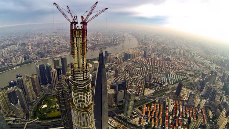 La Shanghai Tower en construction le 4 août 2013 dans le quartier des affaires de la  capitale économique chinoise [ / AFP/Archives]