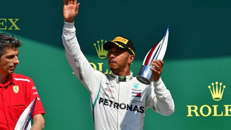 Le pilote britannique Lewis Hamilton (Mercedes) pose avec son trophée après sa 2e place au GP de Grande-Bretagne, le 8 juillet 2018 à Silverstone [Andrej ISAKOVIC / AFP/Archives]
