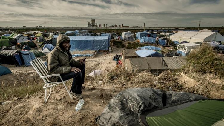 Un homme appelle sa famille restée au Soudan le 5 novembre 2015 dans "la Jungle" à Calais [PHILIPPE HUGUEN / AFP/Archives]