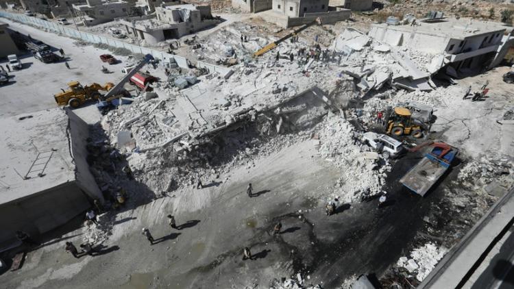 Des immeubles effondrés après l'explosion d'un dépôt d'armes dans une zone résidentielle de Sarmada, dans la province d'Idleb, le 12 août 2018 en Syrie [OMAR HAJ KADOUR / AFP]