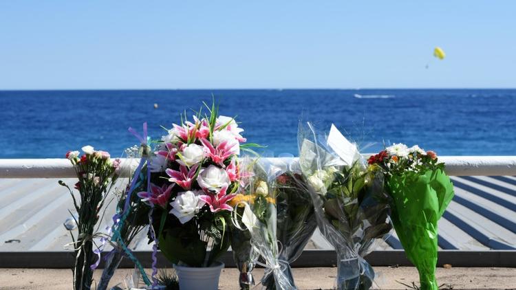 Des fleurs sur la Promenade des Anglais, en hommage aux victimes, le 16 juillet 2016 à Nice [BORIS HORVAT / AFP]