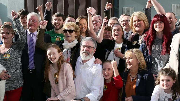 Gerry Adams (c), leader du Sinn Fein, au milieu de ses partisans, après sa réélection le 28 février 2016 aux élections législatives irlandaises [PAUL FAITH / AFP]