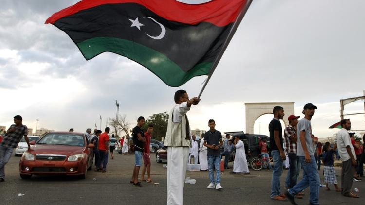 Un homme agite le drapeau libyen, le 7 août 2015 à Benghazi [ABDULLAH DOMA / AFP/Archives]