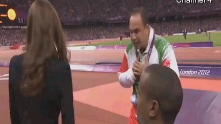 Mehrdad Karam Zadeh s'incline devant Kate Middleton, mais ne lui serre pas la main