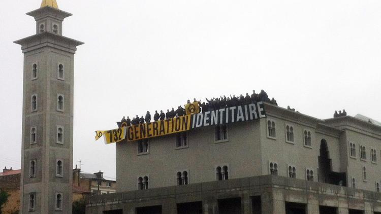 La bannière du mouvement d'extrême-droite Génération identitaire déployée sur la Grande Mosquée en chantier de Poitiers, le 20 octobre 2012 [ / AFP/Archives]