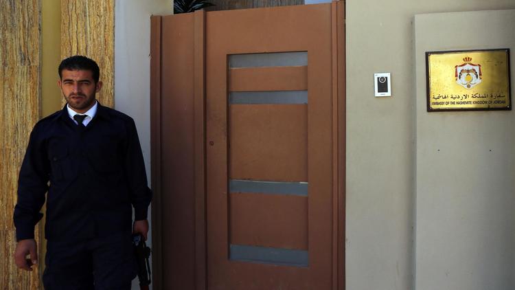 Un membre du service de sécurité devant l'Ambassade de Jordanie à Tripoli en Libye le 15 avril 2014 [Mahmud Turkia / AFP]