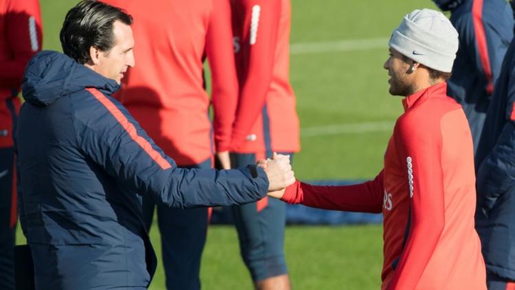 L'entraîneur du Paris SG Unai Emery et sa vedette brésilienne Neymar, le 16 novembre à l'entraînement à Saint-Germain-en-Laye [BERTRAND GUAY / AFP]