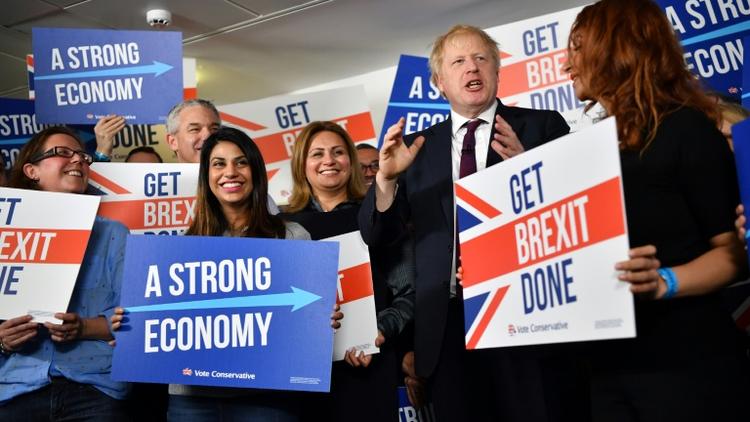 Le Premier ministre britannique Boris Johnson pose avec des militants conservateurs à Londres, le 8 décembre 2019 [Ben STANSALL / POOL/AFP]