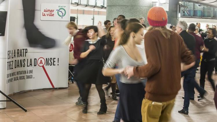 Tous les premiers jeudis du mois, la RATP propose à ses usagers de découvrir une danse et son univers.