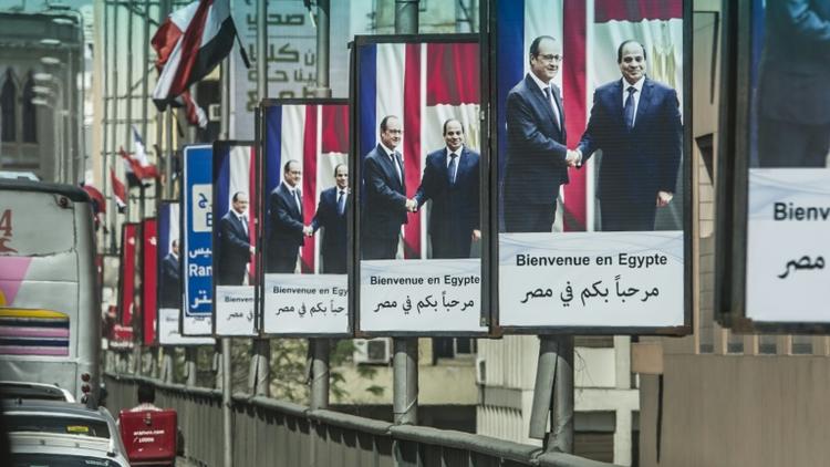 Des portraits du président français François Hollande (g) et du président égyptien Abdel Fattah al-Sisi (d) au Caire le 17  avril 2016 [KHALED DESOUKI / AFP]