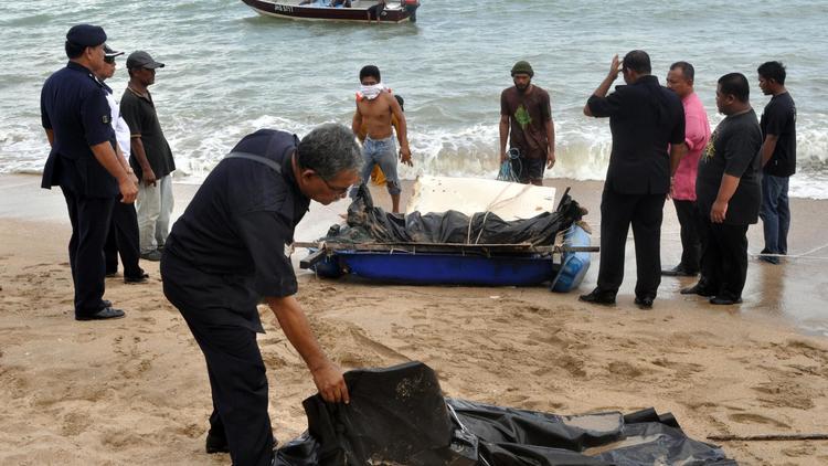 Des immigrants clandestins venant d'Indonésie, échoués sur la plage de la province du Johor, le 20 décembre 2012 [Str / AFP/Archives]