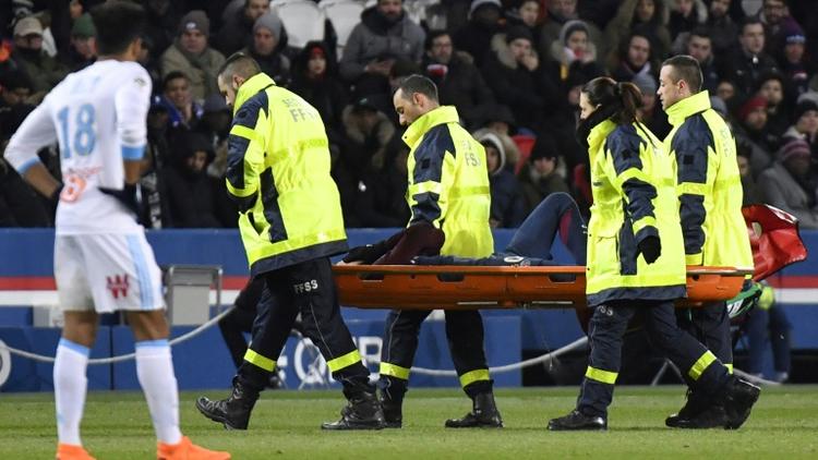 L'attaquant vedette du PSG Neymar, touché à une cheville, sort sur une civière lors du "clasico" contre Marseille, au Parc des Princes, le 25 février 2018    [GERARD JULIEN / AFP]