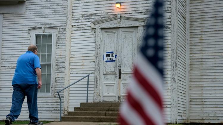 Un électeur américain se dirige vers un bureau de vote pour la primaire dans l'Ohio le 15 mars [Brendan Smialowski / AFP]