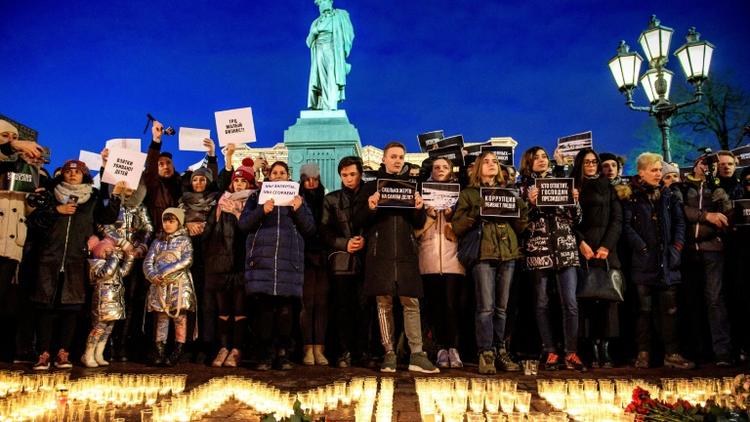Des personnes rassemblées à Moscou, le 27 mars 2018, en hommage aux victimes de l'incendie d'un centre commercial à Kemerovo, en Sibérie [Mladen ANTONOV / AFP]