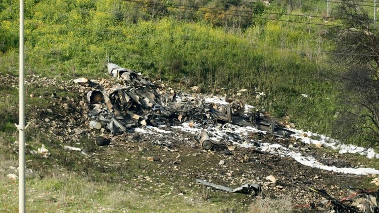 Une photo montrant les débris d'un avion de combat F16 israélien qui s'est écrasé en Israël après avoir été touché par des tirs syriens lors d'une frappe israélienne en Syrie, le 10 février 2018 [Jack GUEZ / AFP]