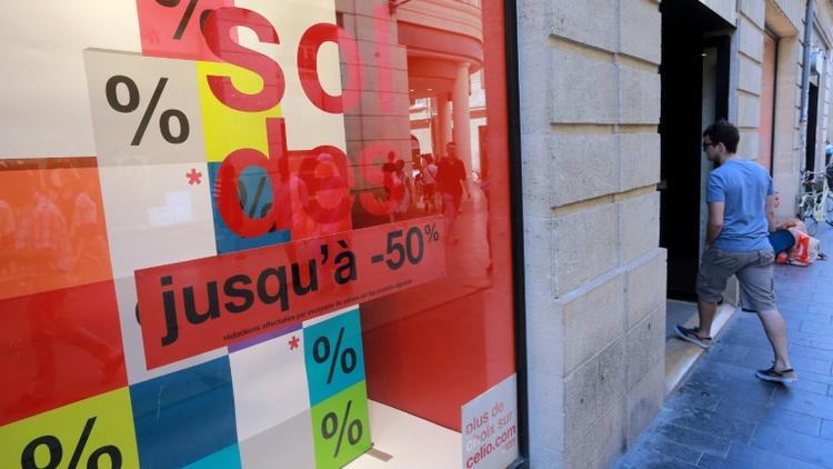 Un magasin affichant les soldes, le 24 juin 2015 à Bordeaux [NICOLAS TUCAT / AFP/Archives]