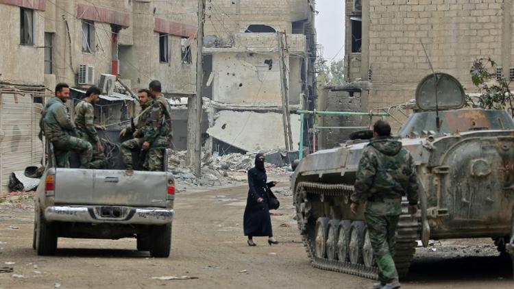 Des forces syriennes se massent aux abords de Douma, dernière poche rebelle dans la Ghouta orientale près de Damas, le 28 mars 2018 [STRINGER / AFP]