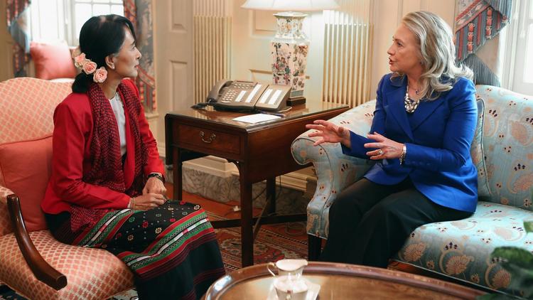 La secrétaire d'Etat américaine Hillary Clinton (d) et l'icône de la démocratie birmane Aung San Suu Kyi, le 18 septembre 2012 à Washington [Chip Somodevilla / Getty Images/AFP]
