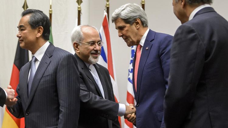 Poignée de mains entre le ministre iranien des Affaires étrangères Mohammad Javad Zarif et le secrétaire d'Etat américain John Kerry après un accord à Genève sur le nucléaire, le 24 novembre 2013 [Fabrice Coffrini / AFP]