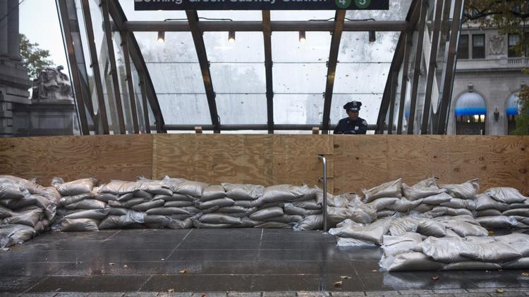 Une station du métro new-yorkais fermée et protégée avec des sacs de sable, le 29 octobre 2012 [Andrew Burton / Getty Images/AFP]