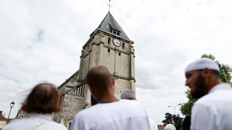 Des musulmans observent une minute de silence devant l'église Saint-Etienne-du-Rouvray, le 29 juillet 2016 en hommage au prêtre tué Jacques Hamel [CHARLY TRIBALLEAU / AFP]