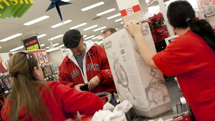 Des consommateurs dans un magasin lors du "Black Friday", à Braintree, dans le Massachusetts, le 23 novembre 2012 [Allison Joyce / Getty Images/AFP]