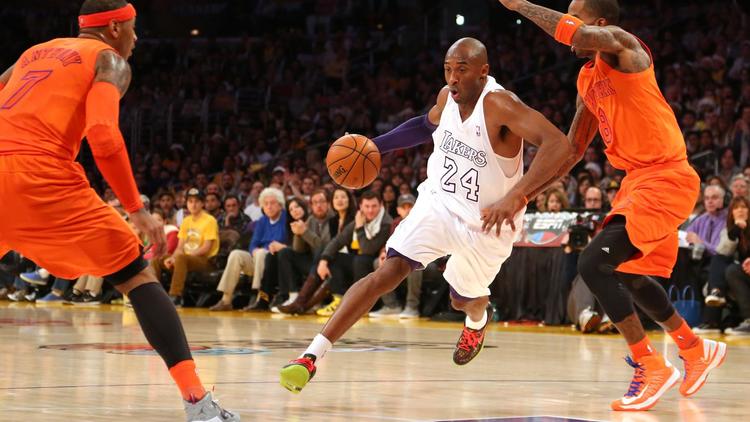 Kobe Bryant (c), des Lakers, face à la défense des New York Knicks, le 25 décembre 2012 à Los Angeles en NBA [Victor Decolongon / Getty Images/AFP]