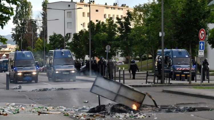 Des gendarmes devant les dommages suites aux incidents qui ont éclaté à Dijon, le 15 juin 2020 [Philippe DESMAZES / AFP]