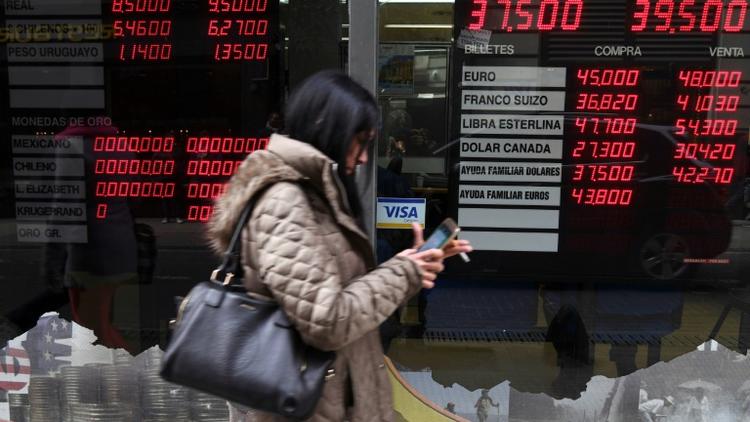 Les Argentins ont les nerfs à vif après une semaine de dépréciation vertigineuse du peso [EITAN ABRAMOVICH / AFP]