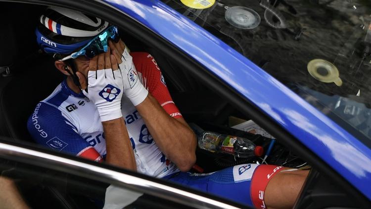 Le Français Thibaut Pinot, en pleurs, abandonne le Tour de France lors de la 19e étape, entre  Saint-Jean-de-Maurienne et Tignes, le 26 juillet 2019 [Marco Bertorello / AFP]