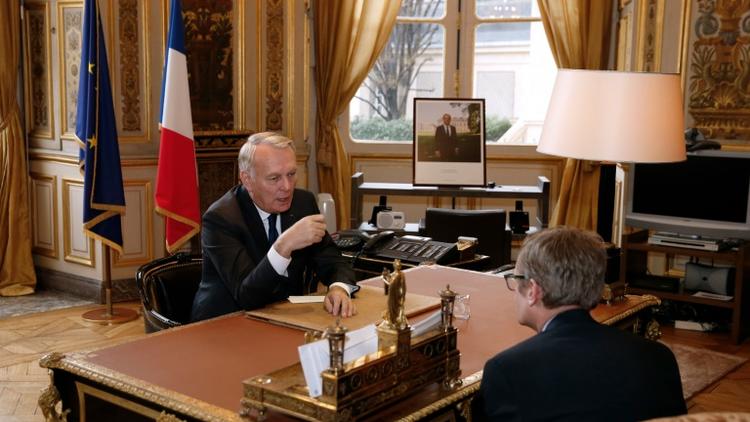 Le ministre français des Affaires étrangères Jean-Marc Ayrault, après sa nomination, à son bureau du Quai d'Orsay, le 12 février 2016 à Paris [PATRICK KOVARIK / POOL/AFP/Archives]
