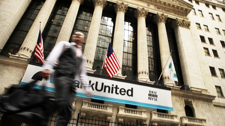 Devant la Bourse de New York, à Wall Street, le 7 mai 2013 [Spencer Platt / Getty Images/AFP]