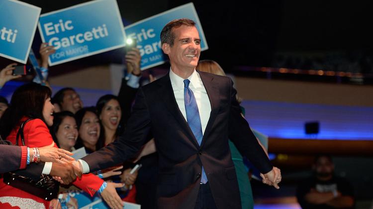 Le démocrate Eric Garcetti le 21 mai 2013 avec ses partisans, à la veille de son élection comme maire de Los Angeles [Kevork Djansezian / Getty Images/AFP]