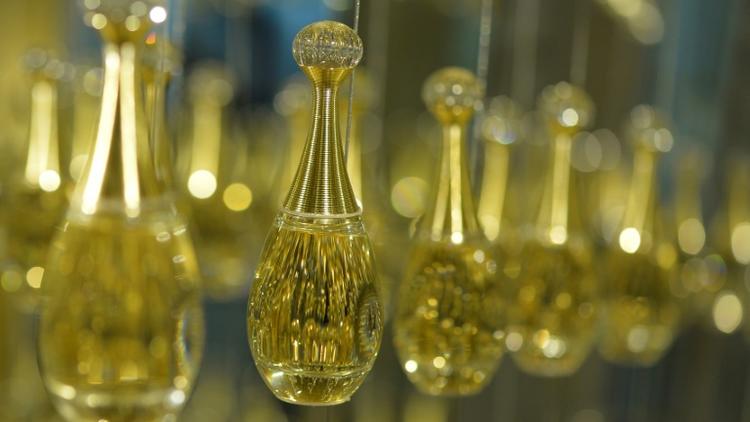 Des flacons du parfum "J'adore" de Dior en juin 2013 à Paris [MIGUEL MEDINA / AFP/Archives]