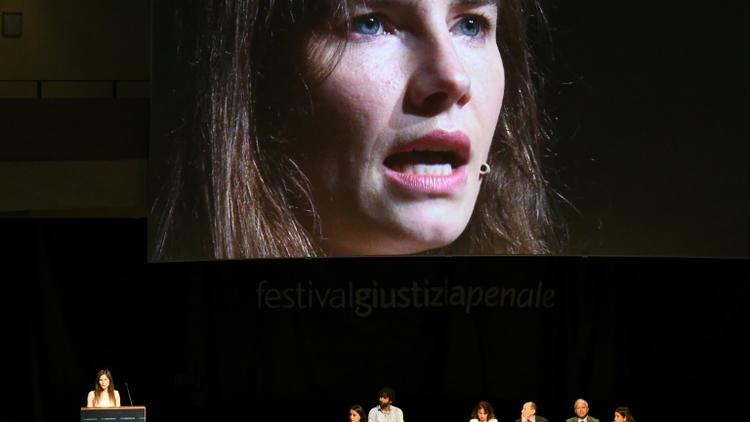 L'Américaine Amanda Knox (en bas à gauche et sur l'écran) lors d'une conférence "Condamnations injustifiées et populisme judiciaire" à Modène, en Italie, le 15 juin 2019 [Vincenzo PINTO                 / AFP]