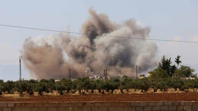 Panache de fumée après un bombardement près du village d'Al-Muntar dans le sud de la province d'Idleb, dernier bastion rebelle en Syrie, le 8 septembre 2018 [OMAR HAJ KADOUR / AFP/Archives]