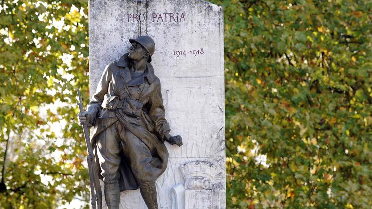 Photo d'une statue de bronze représentant un soldat de la première guerre mondiale [Jean-Pierre Muller / AFP/Archives]